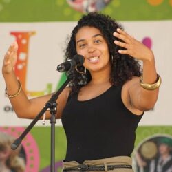 Poetry Slam: Sebuah Pertunjukan Sastra yang Dinamis