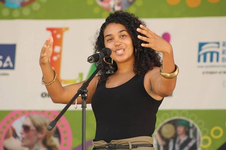 Poetry Slam: Sebuah Pertunjukan Sastra yang Dinamis